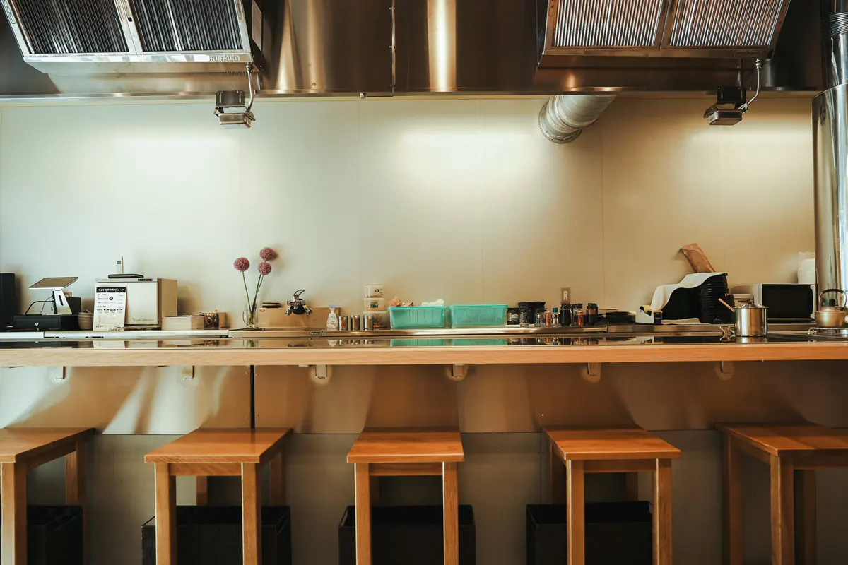 鉄板と木のカウンター / The wooden counter and grill