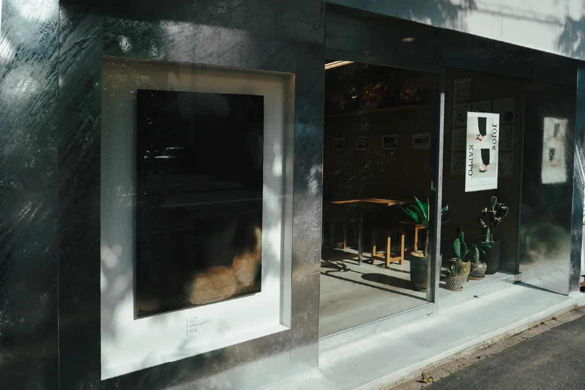銀色の外壁と大きな窓の店構え / The silver storefront with large windows