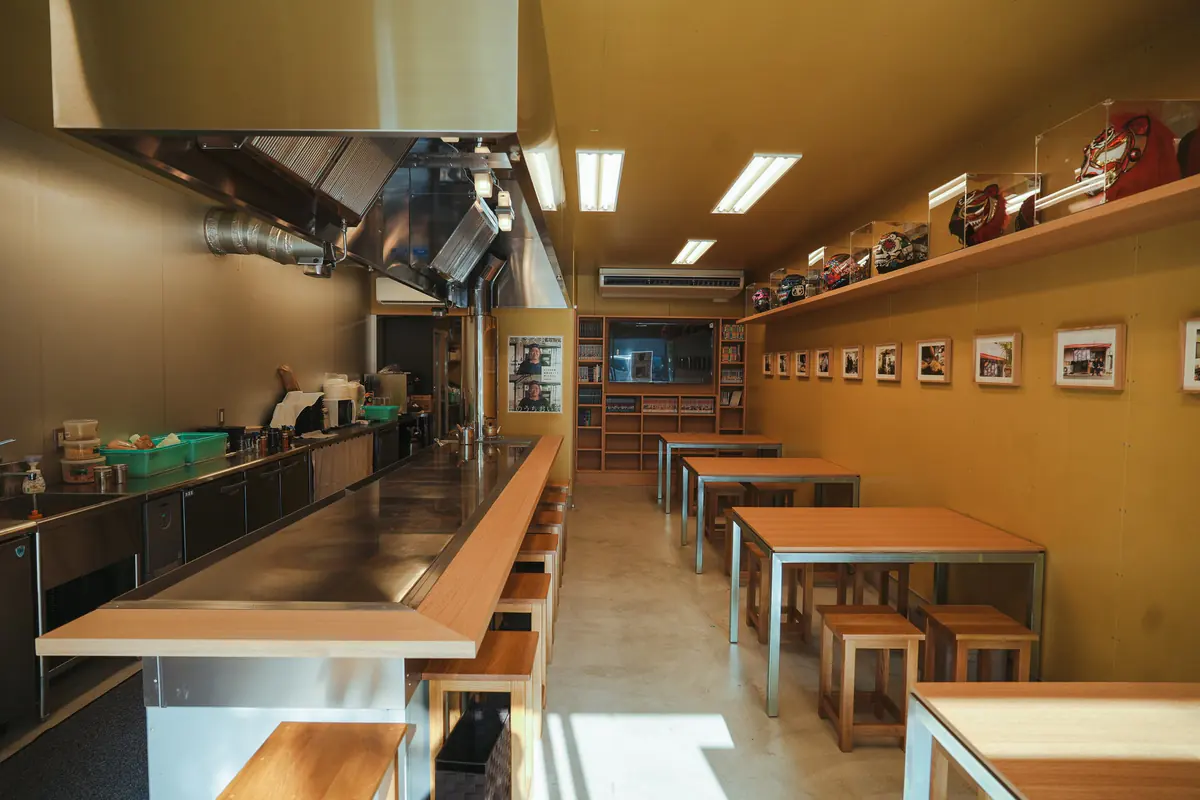 鉄板の前に並ぶカウンター席 / Counter seats along the teppan grill